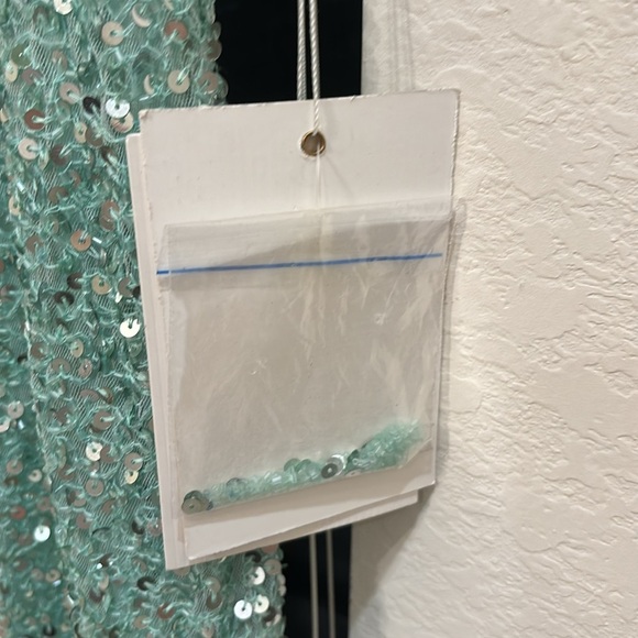 NWT Mac Duggal $725 Plunging Neckline Beaded Gown with Train - Picture 6 of 8